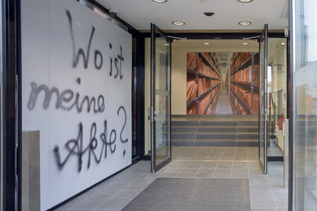 Eingang zur Ausstellung "Einblick ins Geheime"