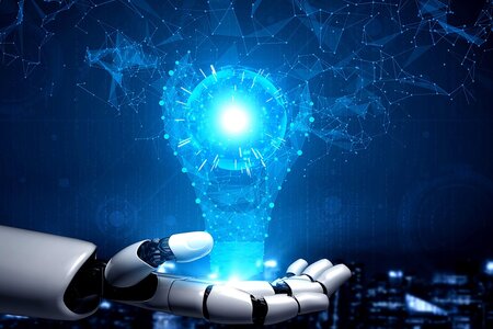 Illustration zum Thema Künstliche Intelligenz: Eine Roboterhand hält eine leuchtende Lampe 