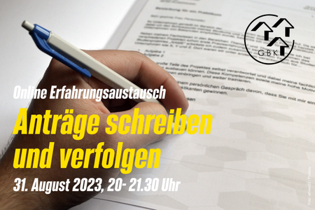 Eine Hand vor einem Blatt Papier