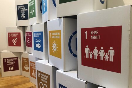 Sitzhocker in der Ausstellung der Landeszentrale mit den 17 Nachhaltigkeitsziele der UN. "Keine Armut" ist Nr. 1 der Ziele