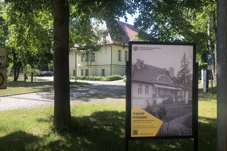 Hinweistafel auf die Ausstellung "Napola Potsdam"