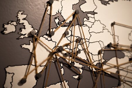 Auf dem Bild ist eine Karte von Europa zu erkennen. Verschiedene Städte sind durch einen Faden verbunden.