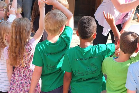 Kinder melden sich