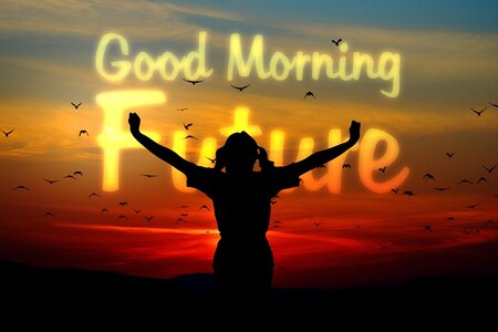 Ein Kind breitet die Arme aus. Am Himmel geht die Sonne auf und die Aufschrift "Good Morning future"