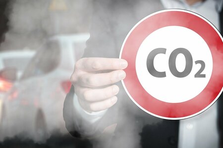 Verkehrsschild mit CO2 im Autostau