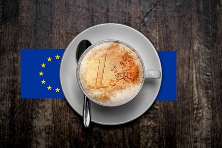 Kaffee auf Europafahne