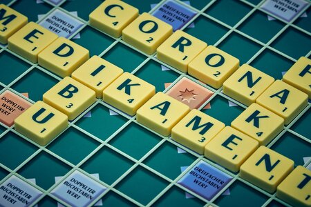 Scrabble mit Wörtern wie Corona, die auf Fake News hinweisen