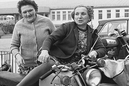 Frauen mit Moped (ca. 1975)