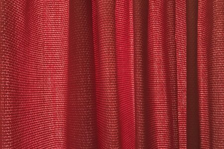 ein geschlossener roter Vorhang im Theater