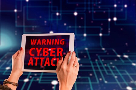 Warnschild Cyber-Attacke