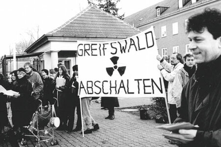 Foto von einer Demo mit dem Plakat "Greifswald abschalten"