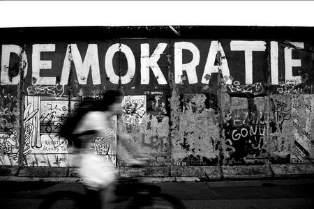 Demokratie-Grafiti an einer Mauer