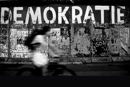 Demokratie-Grafiti an einer Mauer