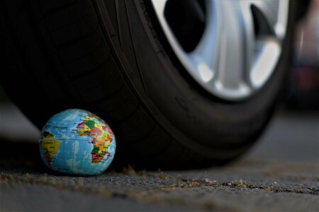 Autoreifen überrollt die Erde