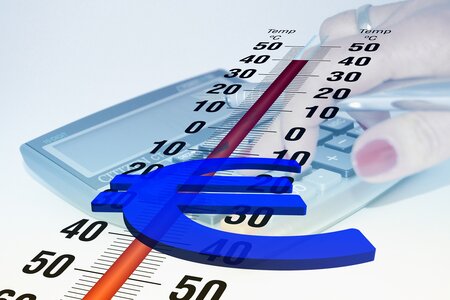 Eurozeichen vor Thermometer mit ansteigenden Temperaturen
