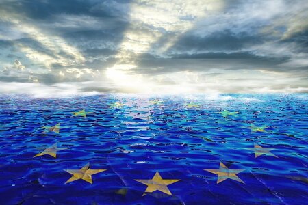 Illustration mit einer Europafahne im Meer