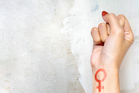 Eine geballte Frauenhand