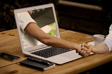 Handschlag aus dem Laptop