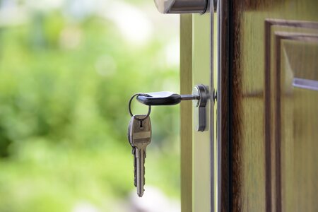 Kleines Geld und eigene Wohnung? In vielen Großstädten kaum noch machbar. Wohnungsschlüssel im Türschloss