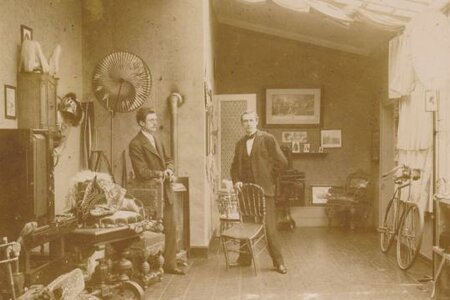 Der Verleger und Fotograf Max Hochgeladen (links) im Fotoatelier, Ausschnitt