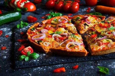 Pizza appetitlich angerichtet