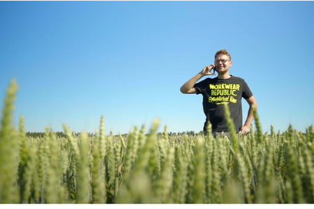 Jan auf dem Feld mit Handy am Ohr