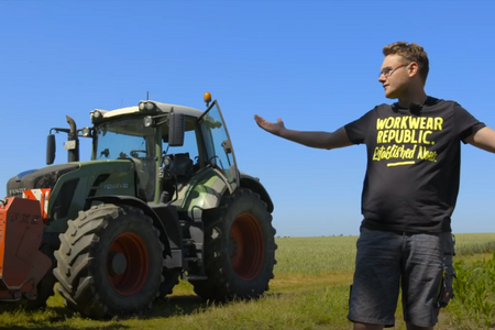 Jan mit dem Traktor