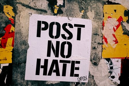 Plakat mit Aufschrift Post no hate