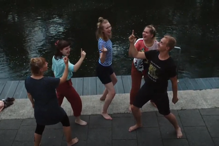 Jugendliche spielen Theater. Screenshot aus dem Video "Lampenfieber" in der Serie "Brandenburg im Rampenlicht"