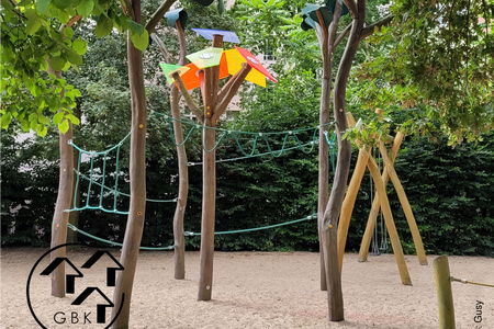Klettergerüste aus Holz auf einem Spielplatz
