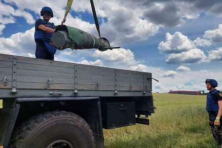 Folgen des Luftkrieges: Nicht exlodierte Munition! Bergung einer nicht explodierten russischen Flugabwehrrakete vom Typ BuK-M1 in der Ukraine Folgen des Luftkrieges: Nicht exlodierte Munition! Bergung einer nicht explodierten russischen Flugabwehrrakete vom Typ BuK-M1 in der Ukraine