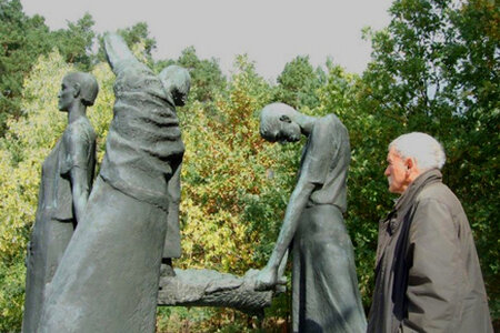Mahnmal in Ravensbrück, hier war die Malerin nach dem Todesmarsch aus Auschwitz interniert.