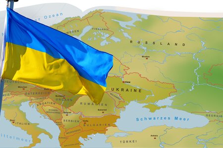 Fahne der Ukraine vor Europa-Karte