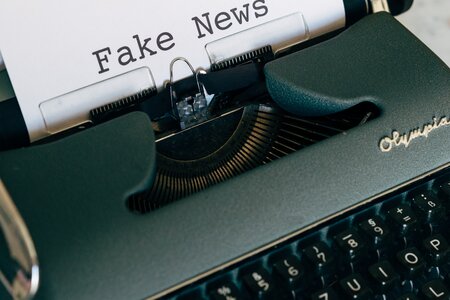 Schreibmaschine mit dem Text Fake