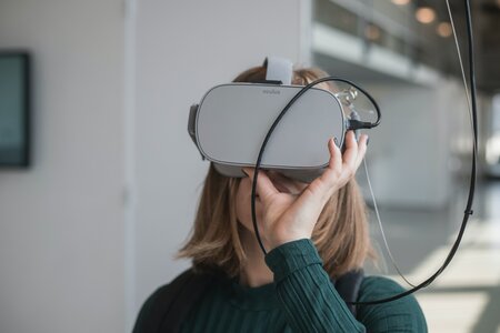 Person mit VR-Brille