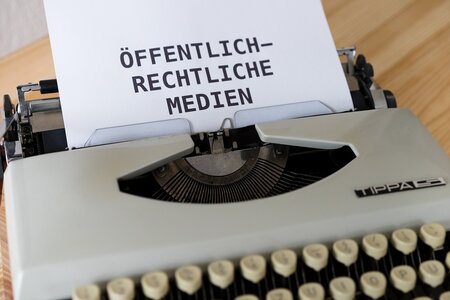 Schreibmaschine mit dem Text "Öffentlich rechtliche Medien"