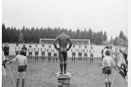 Szenenbild aus dem DEFA-Spielfilm "Der nackte Mann auf dem Sportplatz". 