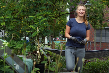 Natalie im Gemeinschaftsgarten