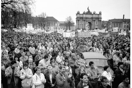 Kundgebung am 4.11.1989 auf dem Platz der Nationen (Luisenplatz) Kundgebung am 4.11.1989 auf dem Platz der Nationen (Luisenplatz)