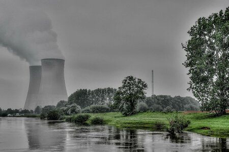 Atomkraftwerk am Fluss