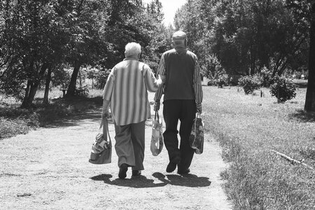 Alternde Gesellschaft. Zwei alte Menschen stützen sich beim einkaufen