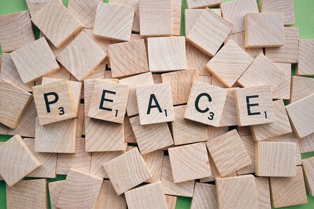 Das Wort "PEACE" auf Holzstücken