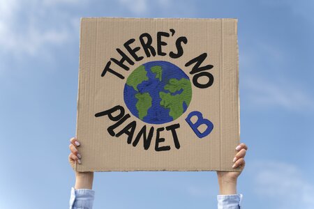 Person die für den Klimawandel protestiert.