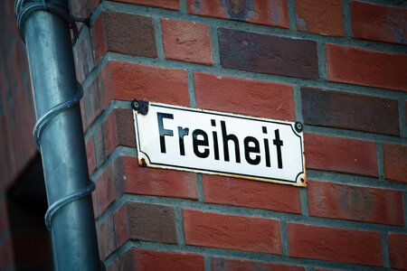 Freiheit, Straßenschild an einer Backsteinfassade. 