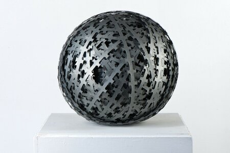 Borderlines#2 (Planet Earth), Stacheldraht, 35 cm, 2012, Foto: Christine Jörss-Munzlinger