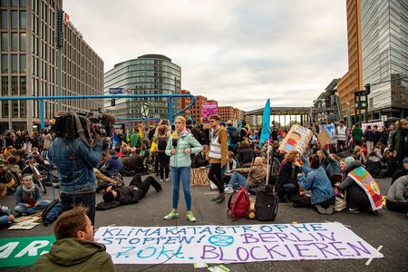 Junge Menschen bei einer Klima-Demo