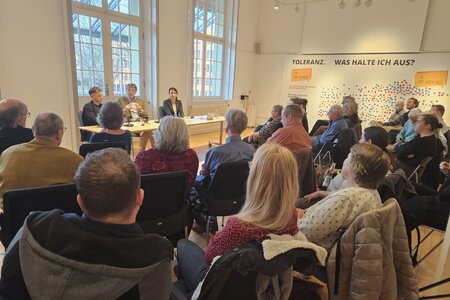 Arndt Freytag von Loringhoven und Leon Erlenhorst in der Veranstaltung "Putins Angriff auf Deutschland" Arndt Freytag von Loringhoven und Leon Erlenhorst in der Veranstaltung "Putins Angriff auf Deutschland"