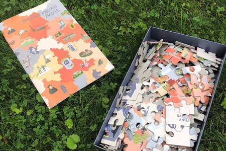 Das Brandenburg Puzzle ausgepackt auf der Wiese