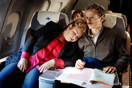 Rabiye Kurnaz (Meltem Kaptan) und Bernhard Docke (Alexander Scheer) im Flugzeug nach Washinton. Rabiye Kurnaz (Meltem Kaptan) und Bernhard Docke (Alexander Scheer) im Flugzeug nach Washinton.