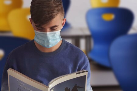Schüler mit Maske in der Schule
